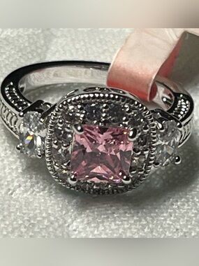 R.S. Covenant Pink Cubic
Zirconia & Crystal Ring Women’s Size 6 NWT